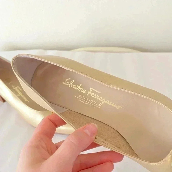 Salvatore Ferragamo Gold Emblem Round Toe Block Heel Narrow Size 8.5 - Picture 8 of 9